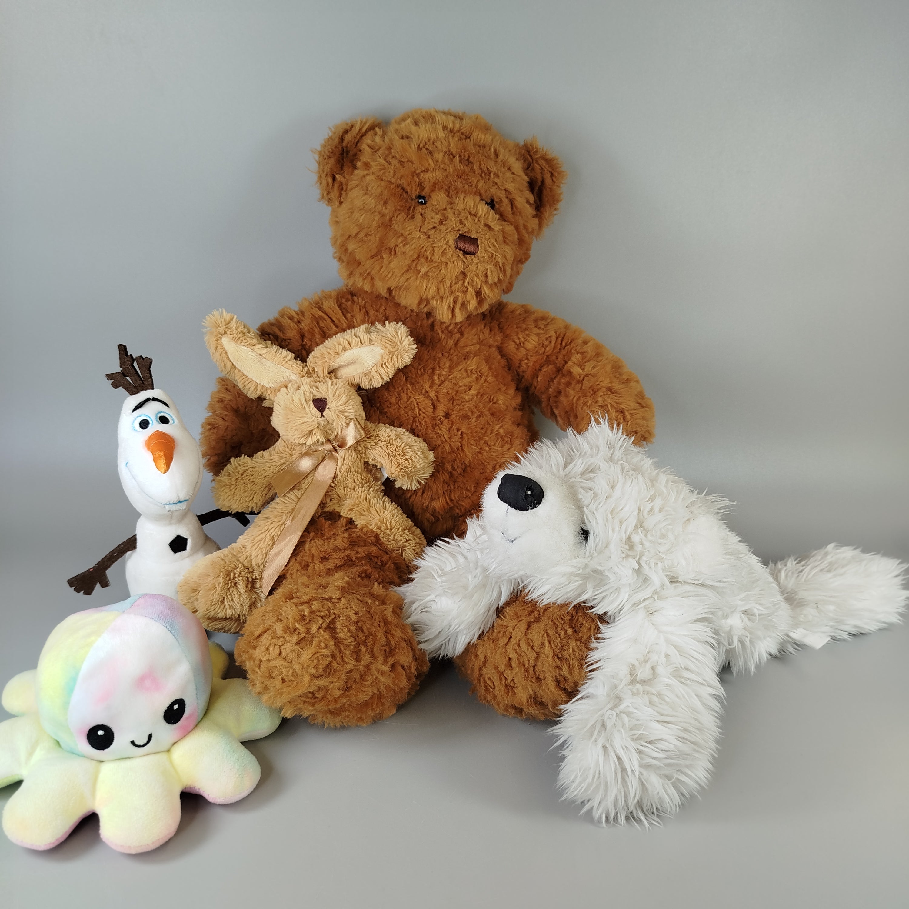 Stofftiere Konvolut - 5 Plüschfiguren, Bär, Hase, Hund, Olaf & Oktopus